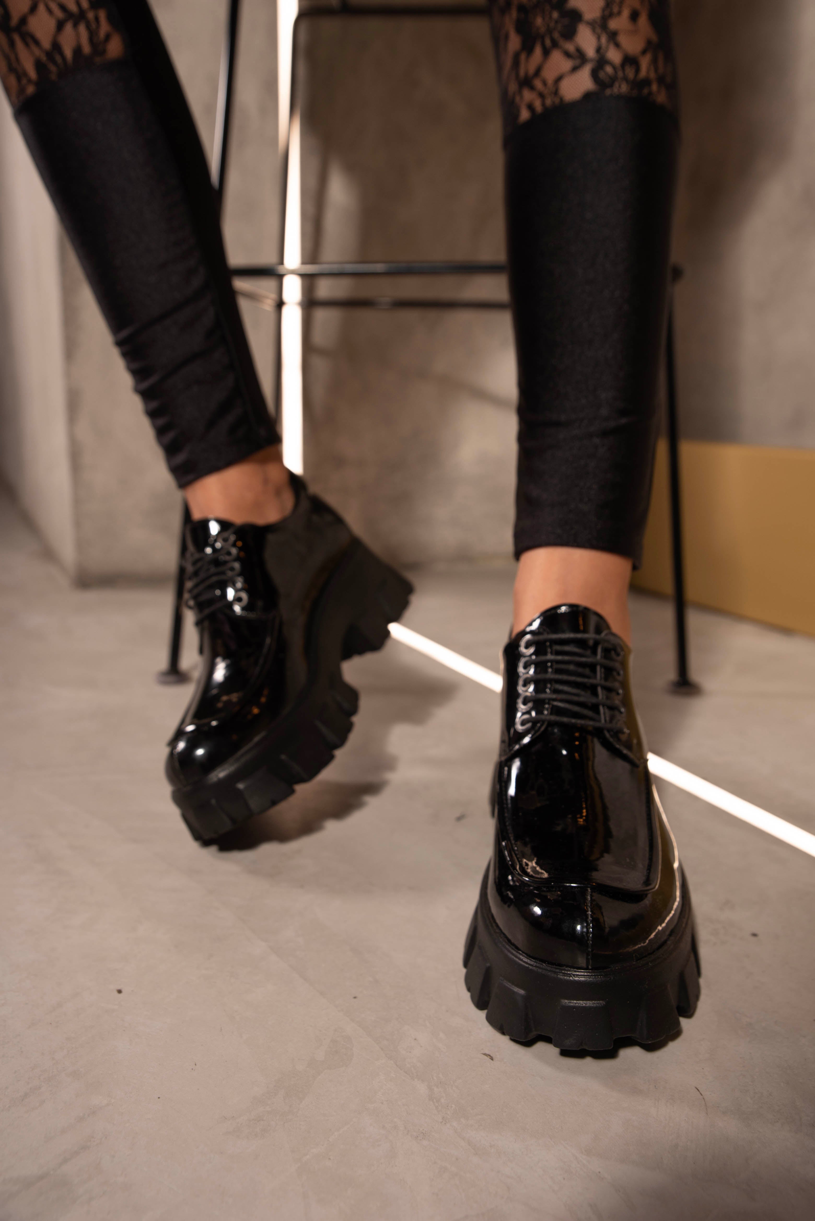 Pantofi “Black Lacke” - pentru femei