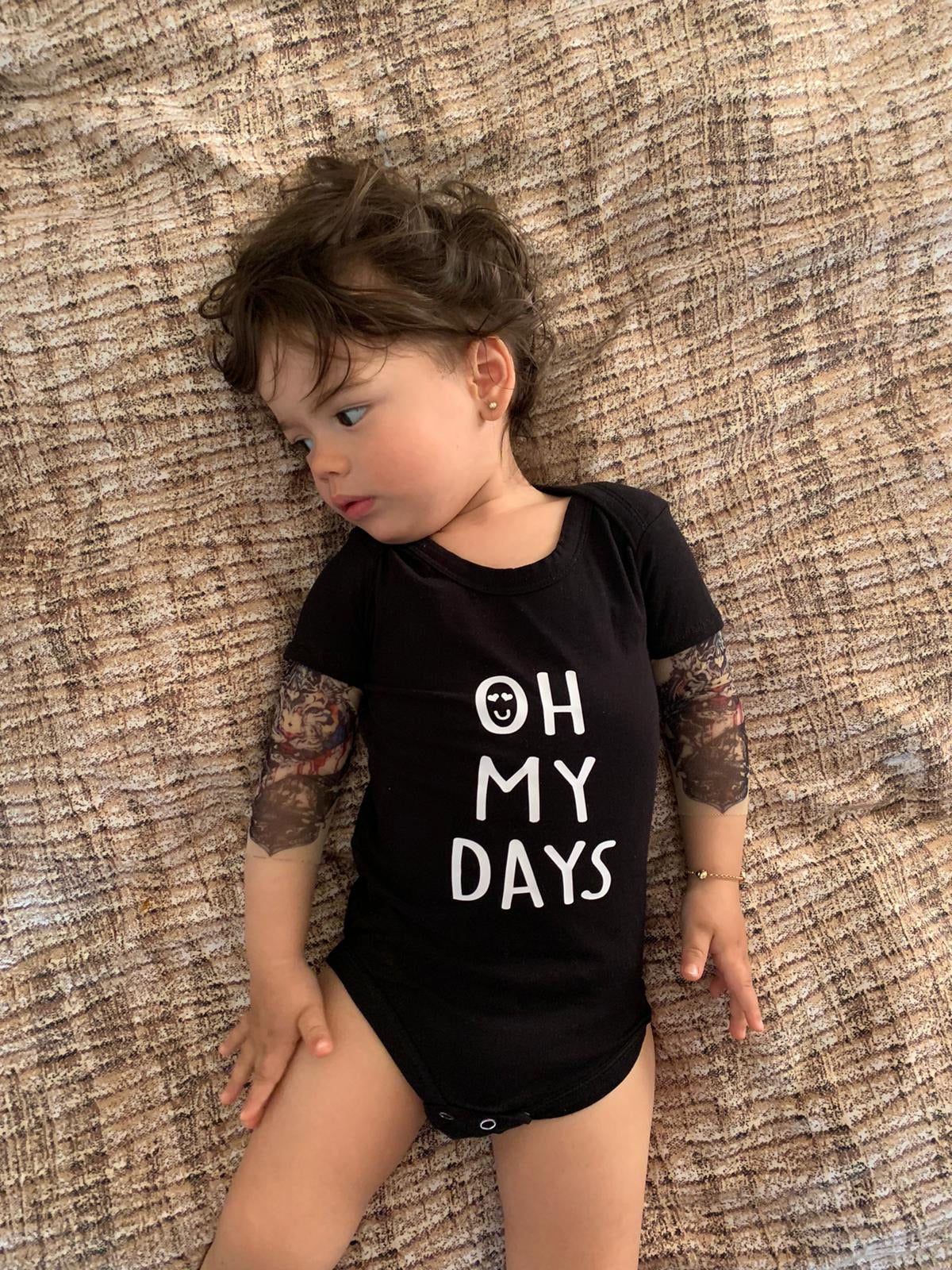 Body cu tatuaje “Oh my days” - unisex pentru bebelusi